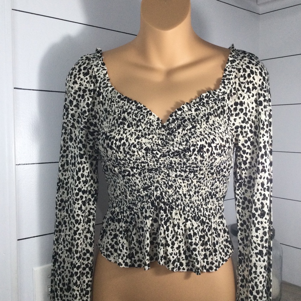 Urban‎ outfitters shaina ruched long sleeve crop top